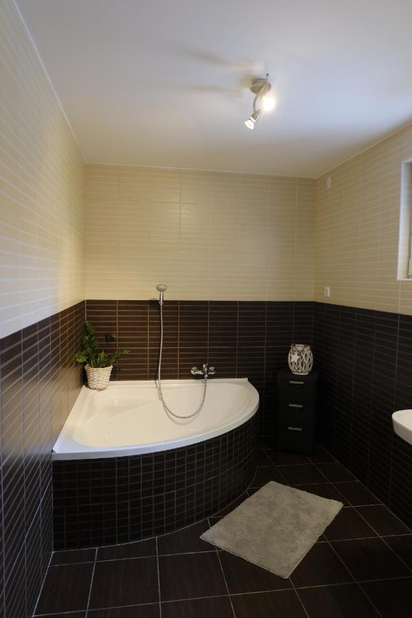 Kajari Apartmanhaz Balatonfőkajár Exterior foto